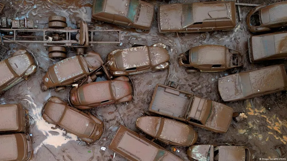 Cars covered in mud in the city of Encantado